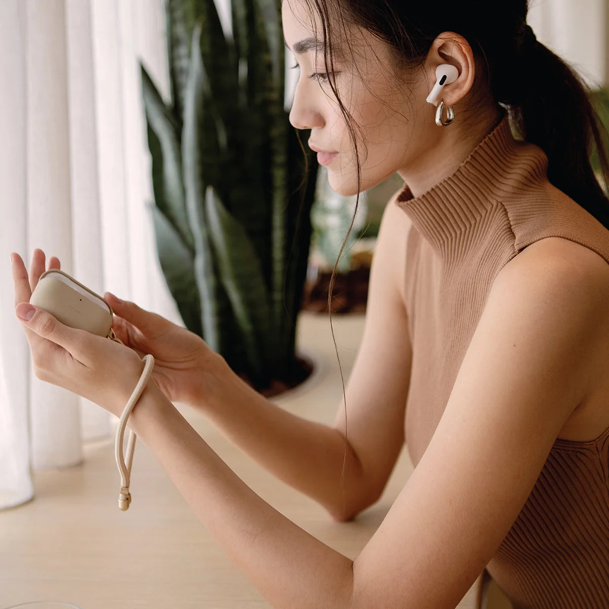 Funda fabricada en piel sintética con correa incluida color Crema para AirPods Pro 2ª generación