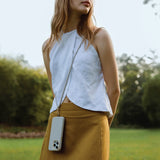 Funda con correa incluida, detalles metálicos, compatible con MagSafe color Marfil para iPhone 15 Pro