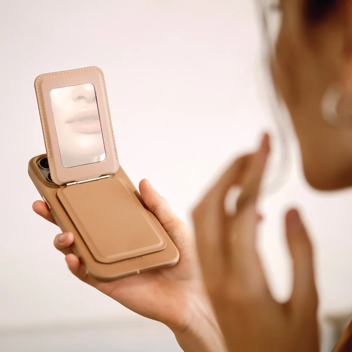 Tarjetero multiposición y espejo de alta resistencia color Nude para iPhone