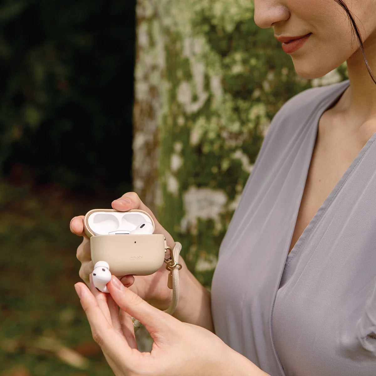 Funda fabricada en piel sintética con correa incluida color Nude para AirPods Pro 2ª generación