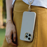Funda con correa incluida, detalles metálicos, compatible con MagSafe color Marfil para iPhone 15 Pro Max