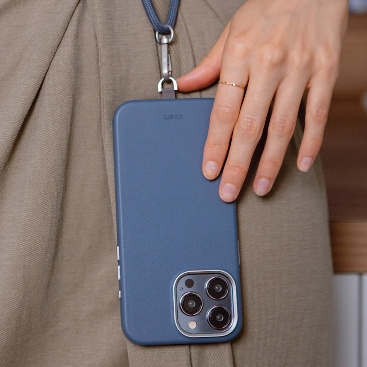 Funda con acentos dorados, compatible con MagSafe color Azul Zafiro para iPhone 15 Pro Max