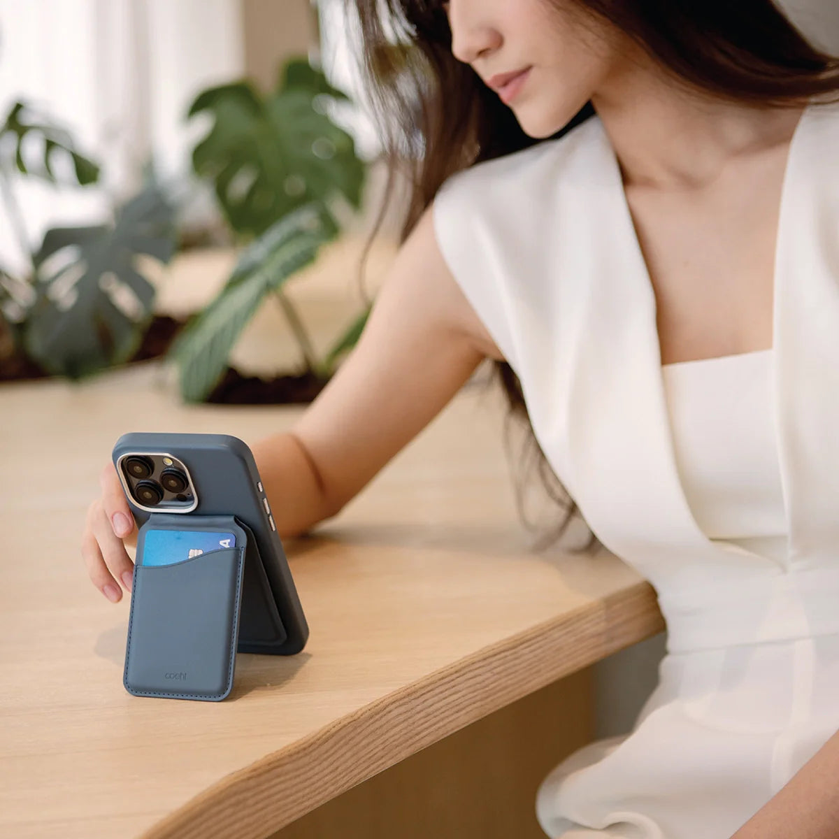 Tarjetero multiposición y espejo de alta resistencia color Azul Zafiro para iPhone