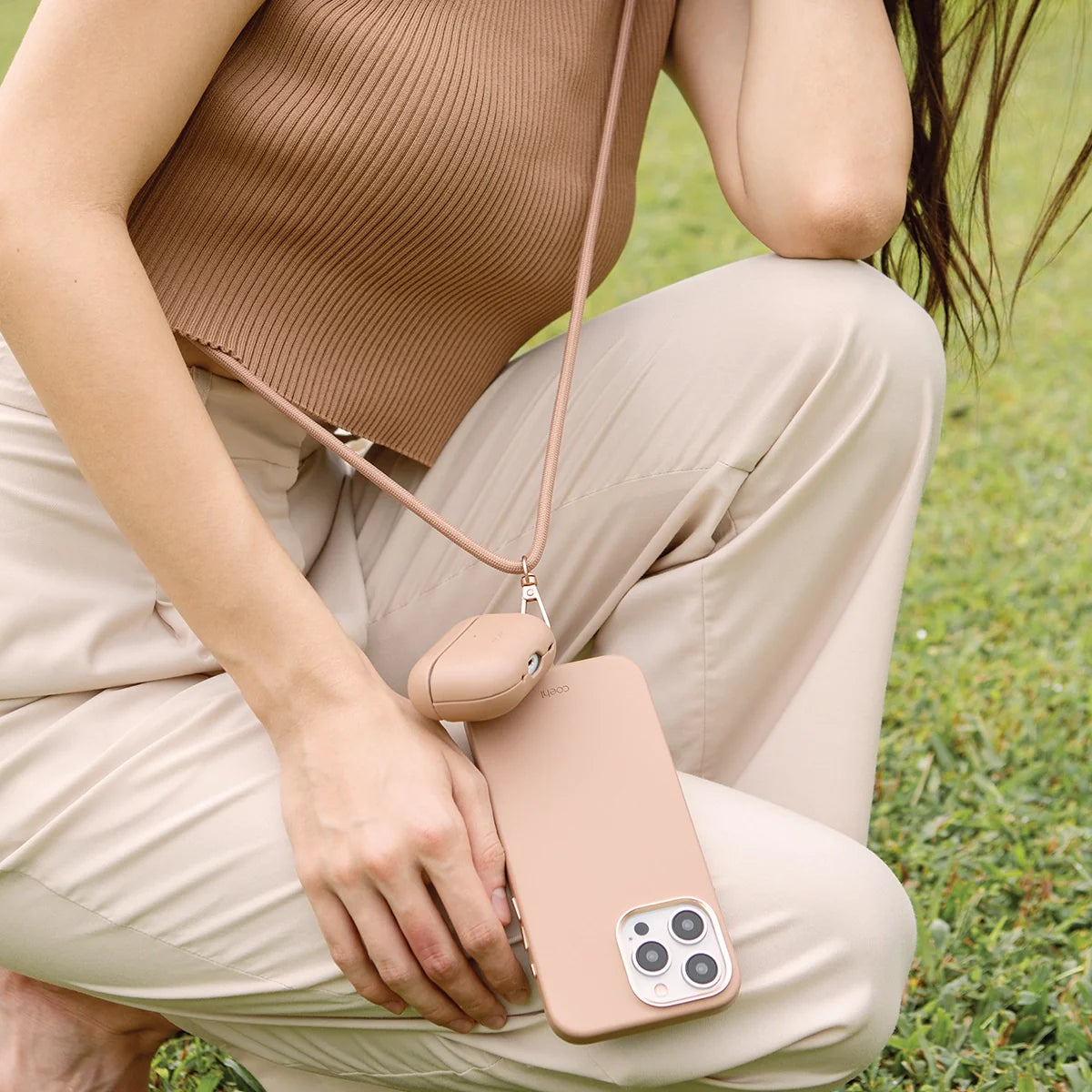 Funda fabricada en piel sintética con correa incluida color Nude para AirPods Pro 2ª generación